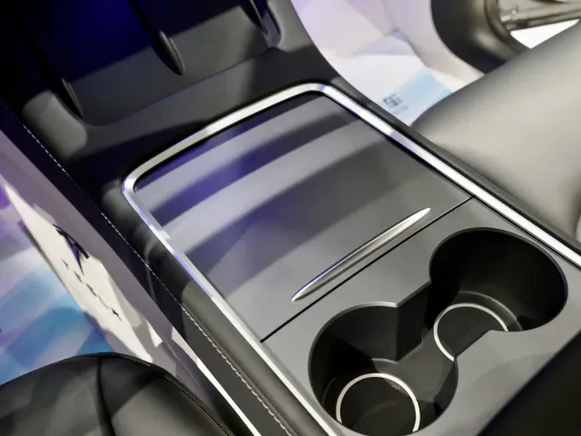 Tesla Model Y — Фото автомобиля 8