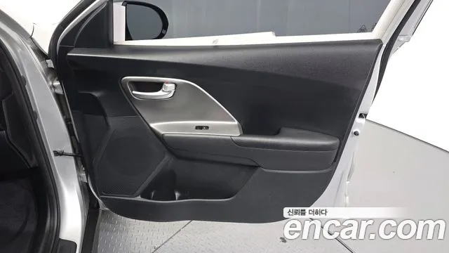 Kia Niro — Фото автомобиля 12