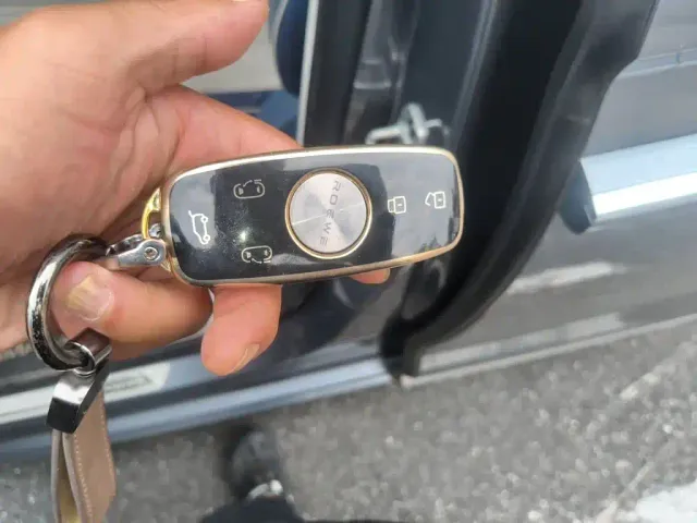 Roewe iMAX8 — Фото автомобиля 9