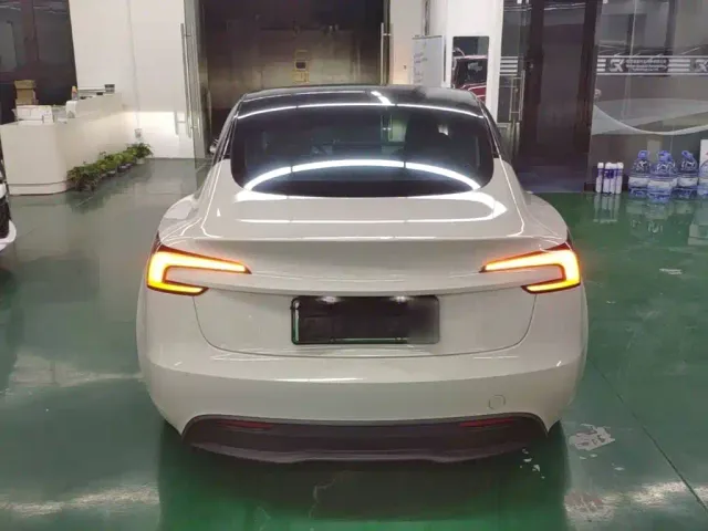 Tesla Model 3 — Фото автомобиля 5