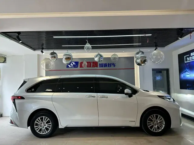 Toyota Sienna — Фото автомобиля 3