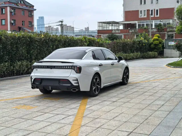 Lynk & Co 03 — Фото автомобиля 10