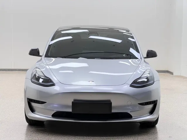 Tesla Model 3 — Фото автомобиля 2
