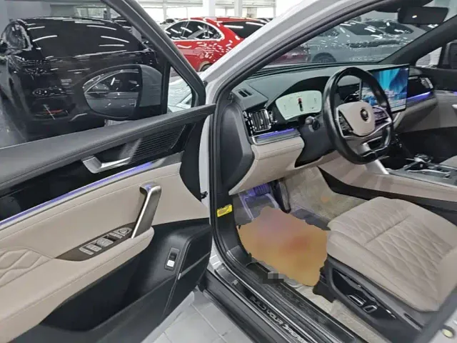 BYD Tang — Фото автомобиля 11