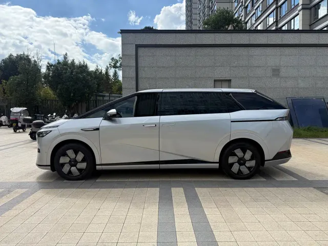 Xpeng X9 — Фото автомобиля 14