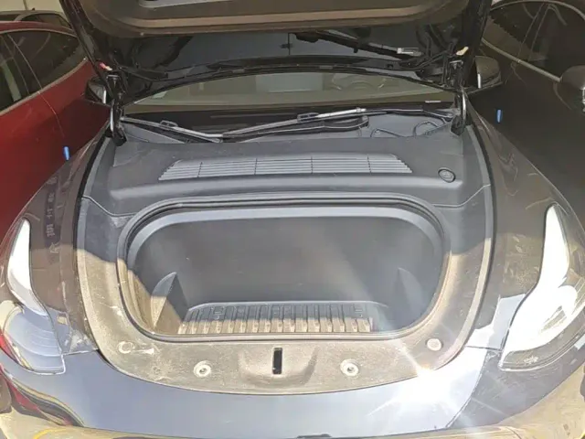 Tesla Model Y — Фото автомобиля 19