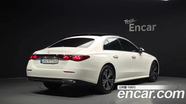 Mercedes-Benz E-Class — Фото автомобиля 2