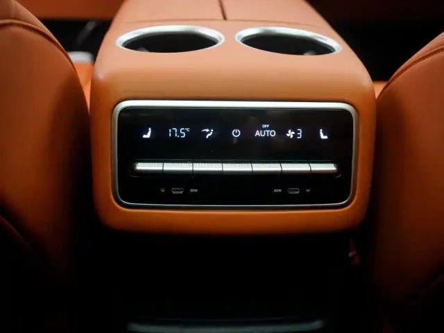 Li Auto L8 — Фото автомобиля 19