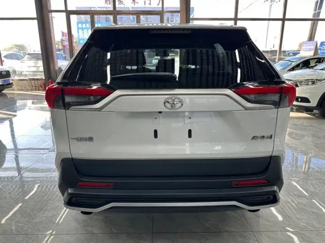 Toyota RAV4 — Фото автомобиля 3