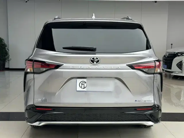 Toyota Granvia — Фото автомобиля 11