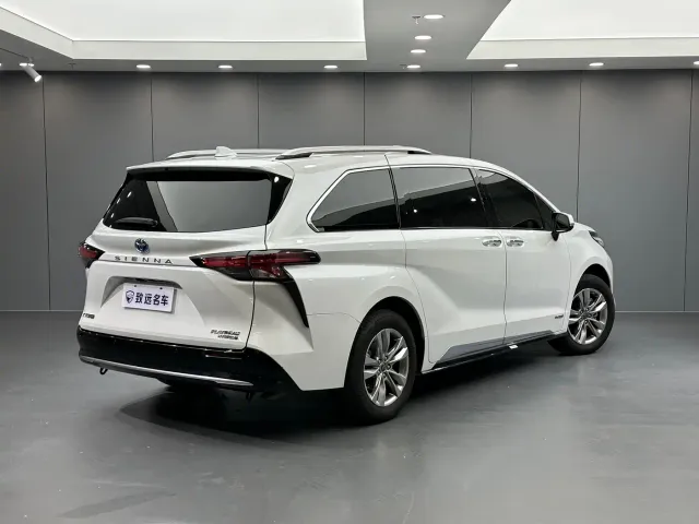 Toyota Sienna — Фото автомобиля 4