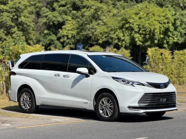 Toyota Sienna — Фото автомобиля 3