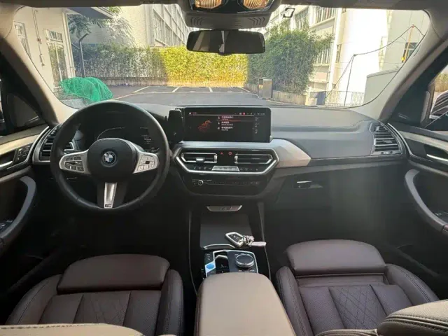 BMW iX3 — Фото автомобиля 3