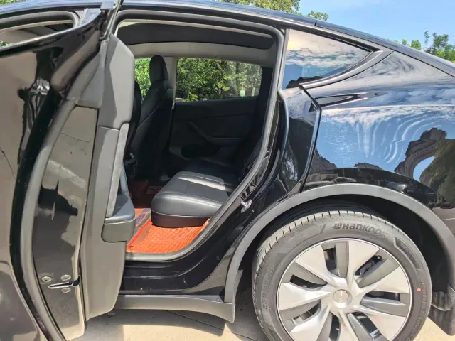 Tesla Model Y — Фото автомобиля 12