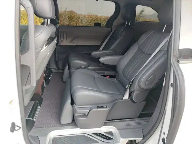 Toyota Sienna — Фото автомобиля 16