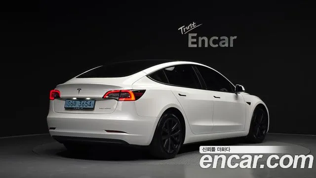 Tesla Model 3 — Фото автомобиля 2
