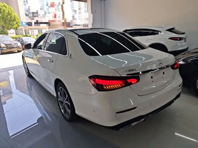 Mercedes-Benz E-Class — Фото автомобиля 4