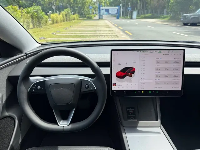 Tesla Model 3 — Фото автомобиля 18