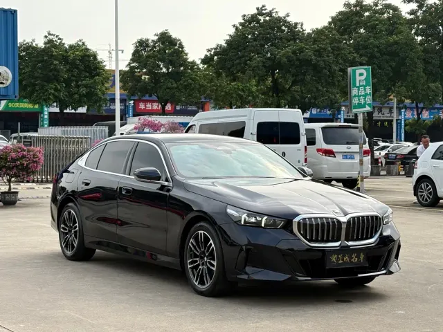 BMW 5 Series — Фото автомобиля 3