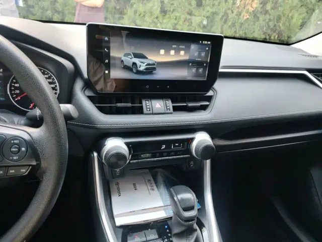 Toyota RAV4 — Фото автомобиля 9
