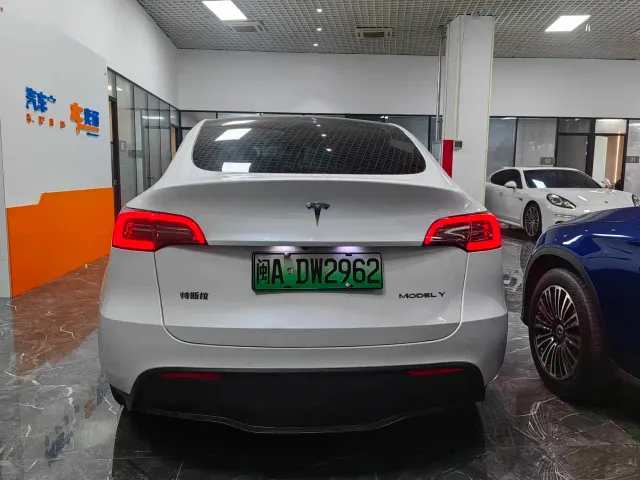 Tesla Model Y — Фото автомобиля 5