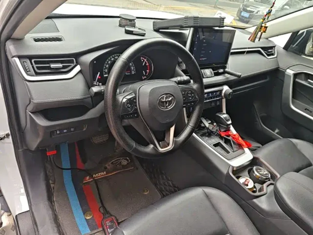 Toyota RAV4 — Фото автомобиля 9