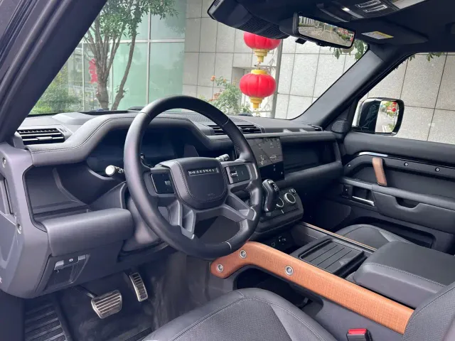 Land Rover Defender — Фото автомобиля 13