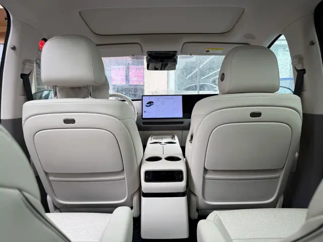 Li Auto i8 — Фото автомобиля 9