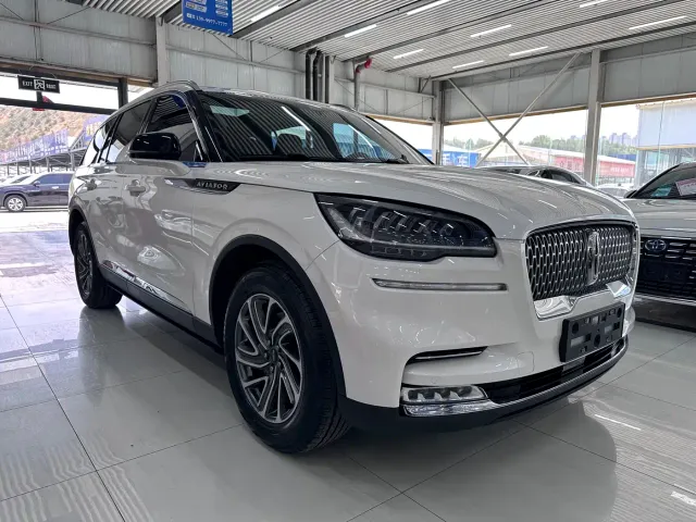 Lincoln Aviator — Фото автомобиля 3
