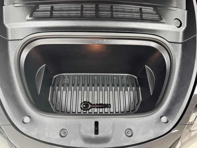 Tesla Model Y — Фото автомобиля 26