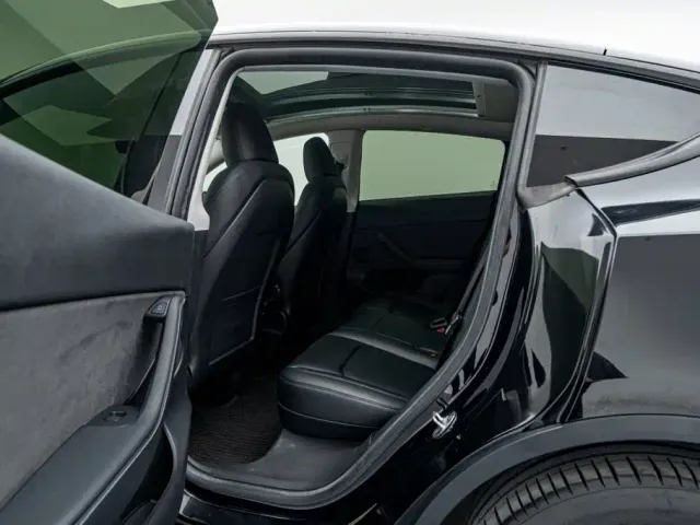 Tesla Model Y — Фото автомобиля 17