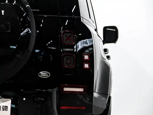 Land Rover Defender — Фото автомобиля 11