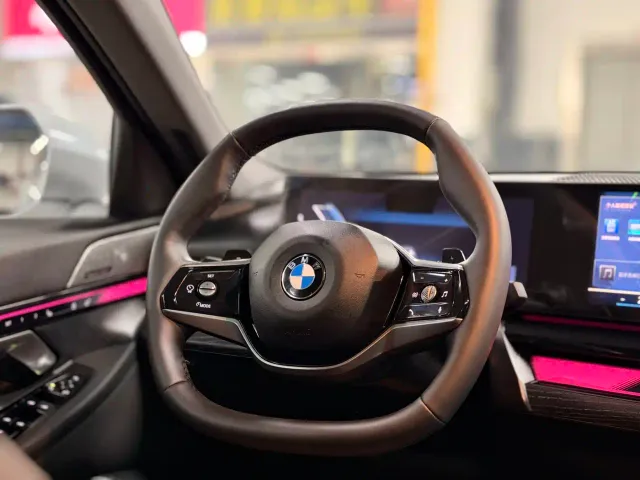 BMW 5 Series — Фото автомобиля 10