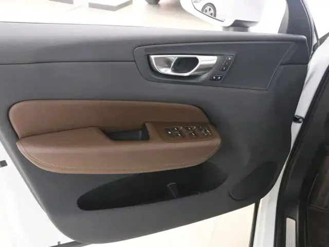 Volvo XC60 — Фото автомобиля 11