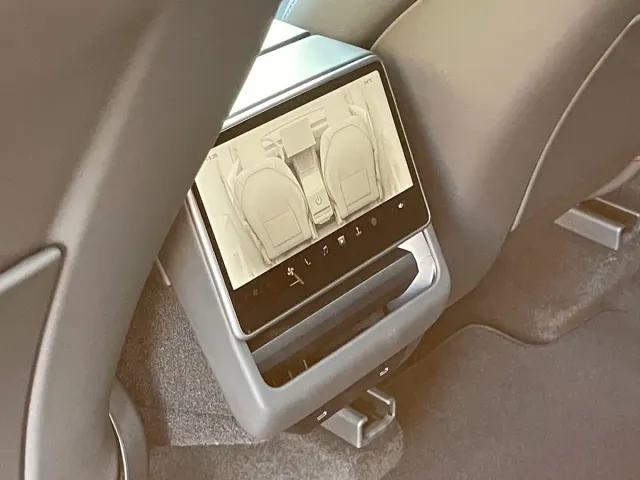 Tesla Model Y — Фото автомобиля 13