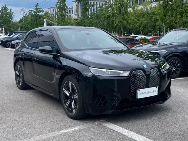 BMW iX — Фото автомобиля 3