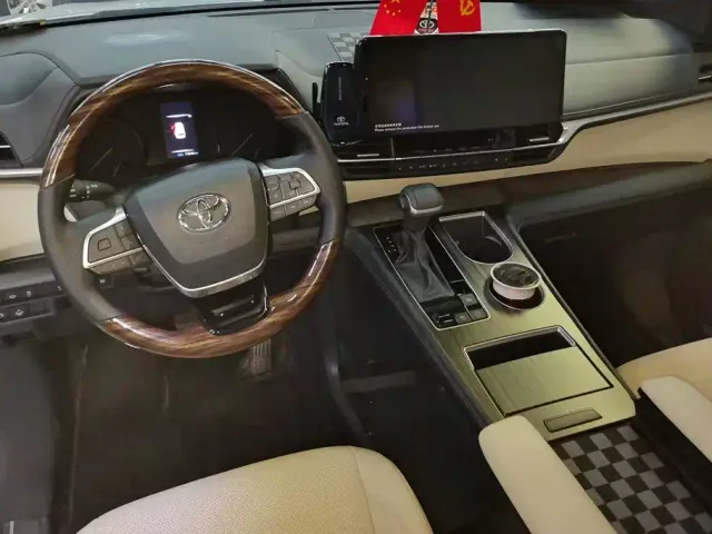 Toyota Sienna — Фото автомобиля 12