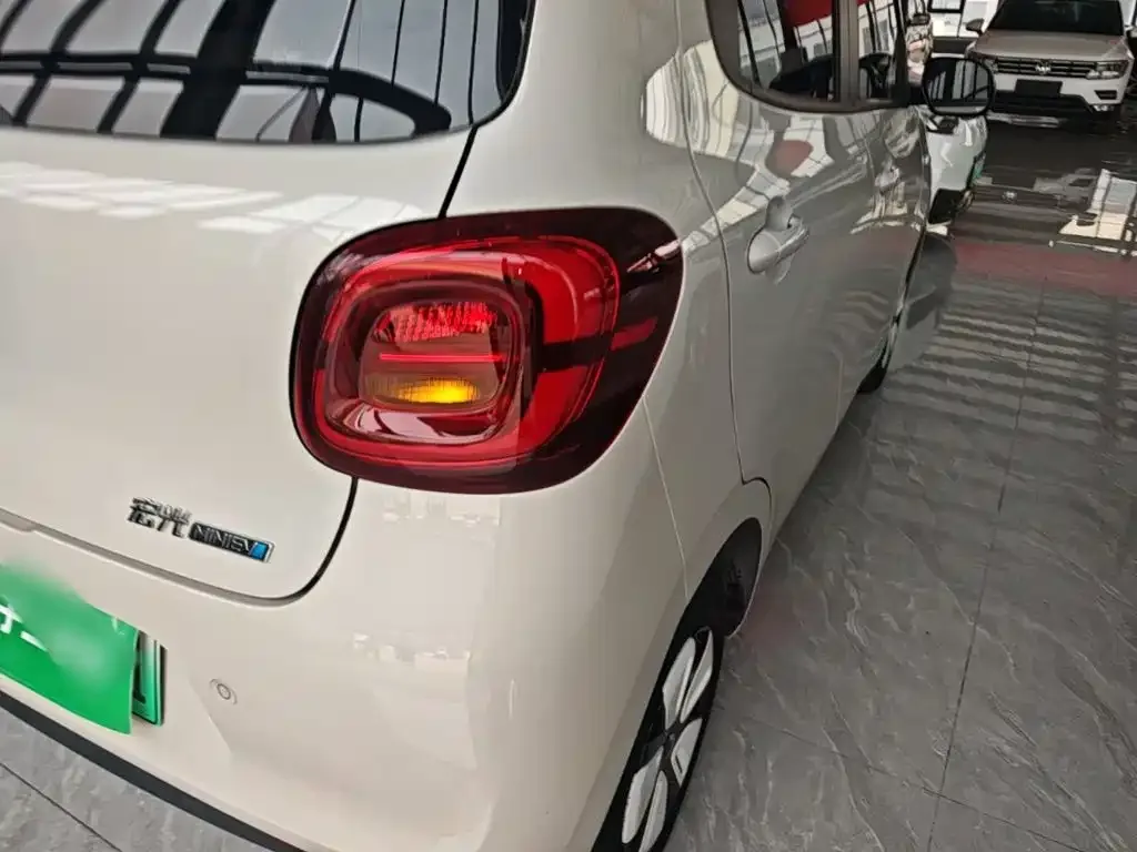 Wuling Motors Hongguang MINIEV 2025 4-Door Premium Edition — Фото автомобиля 7