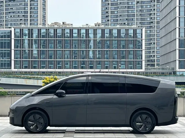 Li Auto MEGA — Фото автомобиля 4