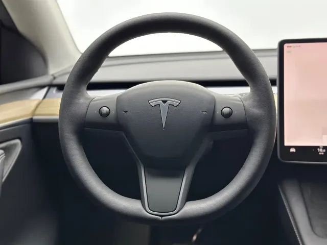 Tesla Model Y — Фото автомобиля 12
