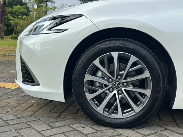Lexus ES — Фото автомобиля 17