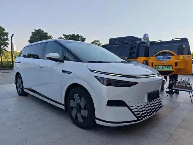 Xpeng X9 — Фото автомобиля 9