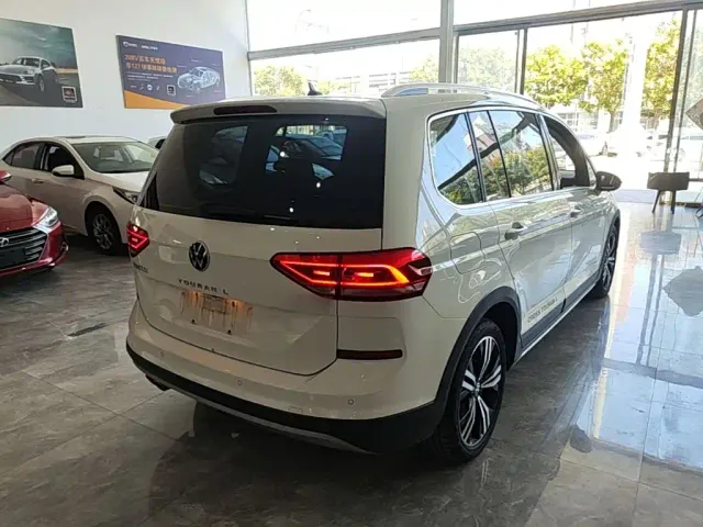 Volkswagen Touran — Фото автомобиля 6