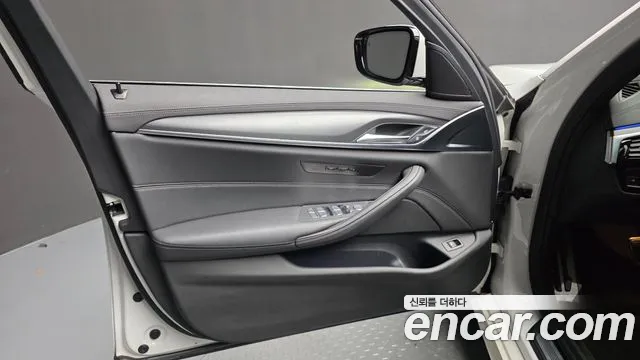 BMW 5 Series G30 — Фото автомобиля 13