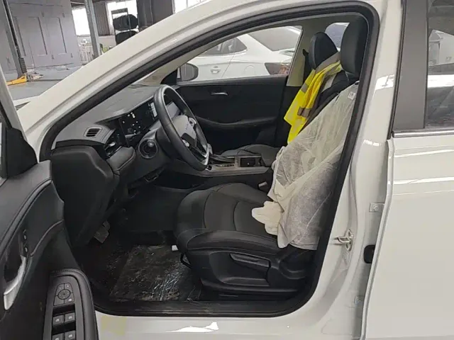 Roewe i5 — Фото автомобиля 14
