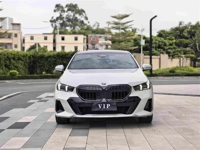 BMW 5 Series — Фото автомобиля 2