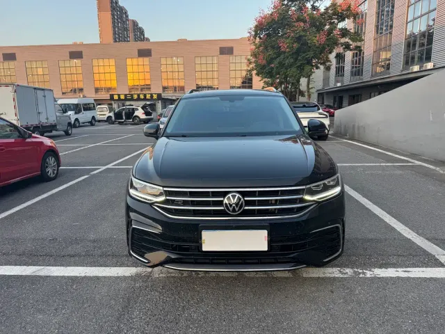 Volkswagen Tiguan L — Фото автомобиля 2