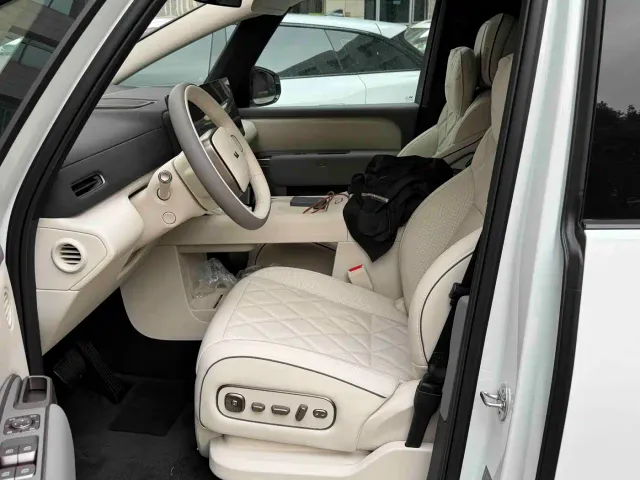 Li Auto MEGA — Фото автомобиля 8