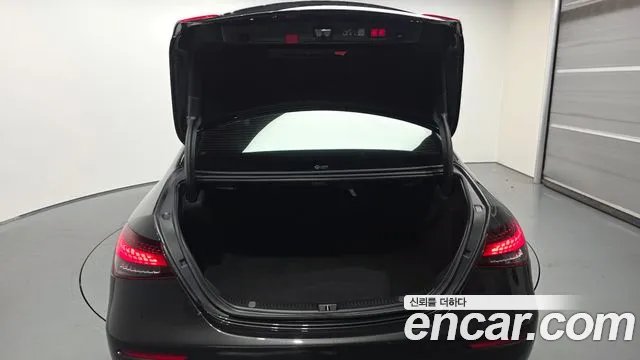 Mercedes-Benz E-Class — Фото автомобиля 20