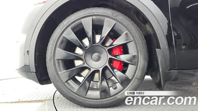 Tesla Model Y — Фото автомобиля 5